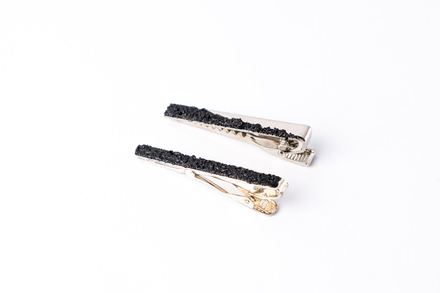 KUOLMI tie clip with real coal in combination with stainless steel. Perfect FOR HIM. Packed in gift packaging, a description of the coal from which the tie clip is made is added as a gift.