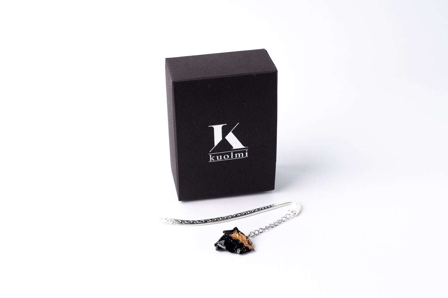 The bookmark is made of hand-picked and processed coal and designed under the KUOLMi brand. True book lovers will appreciate the 20 million-year-old fossil, which reminds them of all the stories it carries with it. Packed in gift packaging with the added description of the coal story.
