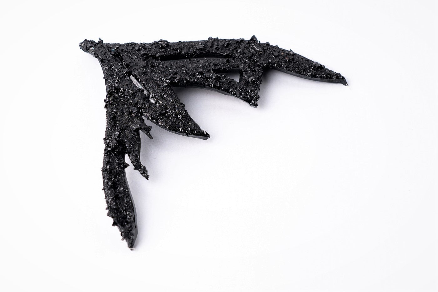 The KUOLMi handmade brooch is a fantastic accessory that makes the look perfect. Handmade black, light, and a very particular brooch made of coal and stainless steel.
