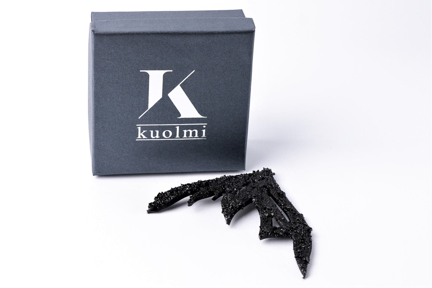 The KUOLMi handmade brooch is a fantastic accessory that makes the look perfect. Handmade black, light, and a very particular brooch made of coal and stainless steel.