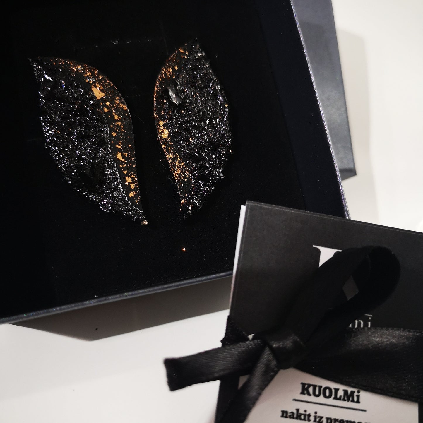 uhani viseci srebrni rose gold kirursko jeklo za pripet roze rože vijolični roza ročno delo antialergeni medicinski klip kamen premog kuolmi belo zlato marjeta hribar izdelano iz premoga. earrings set etsy butterfly charms stainless steel eu fly for oval face long drop luxury love large black brands bridal big coal modern silver rosegold round face unique european gold clip on handmade jewelry jewellry kpop nz pinterest shop sunflower type titanium