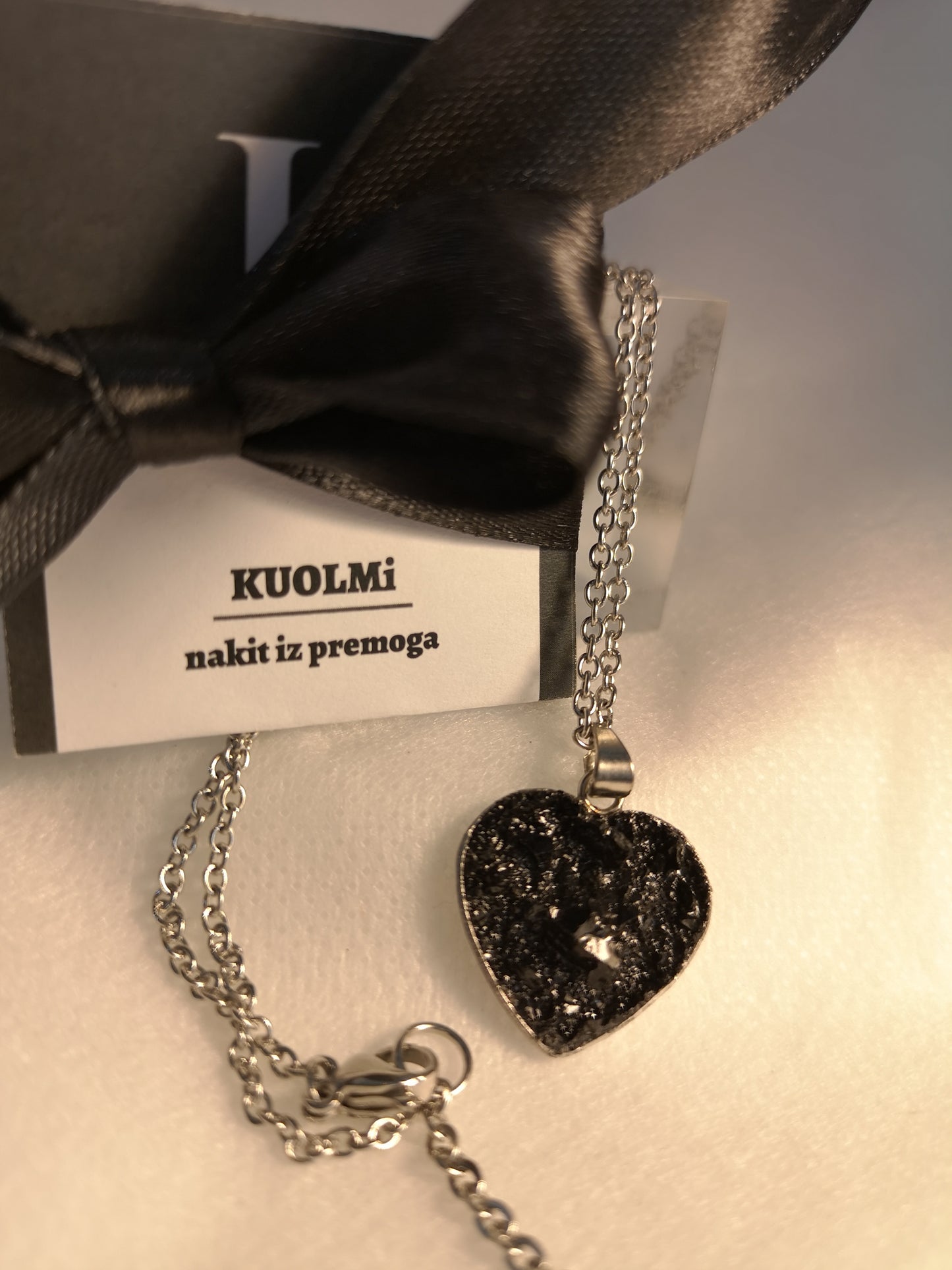 Fantastična verižica z obeskom iz premoga v barvi rumenega zlata ali srebra, je popoln dodatek, za vse ki obožujejo nakit s karakterjem. Verižica KUOLMi je izdelana iz 10 millionov let starega premoga. Zaradi svoje organske oblike je vsak kos neponovljiv ter drugačen. Izredno lahka ter trpežna za nošnjo. Popoln dodatek za vse, ki obožujete verižice z velikim pomenom. Vsak kos je izdelan ročno in z veliko pozornostjo.