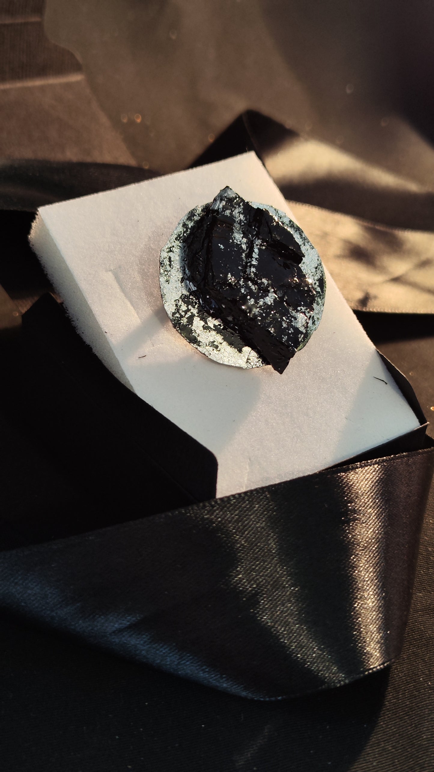 Broška Krog handmade gift premog darilo