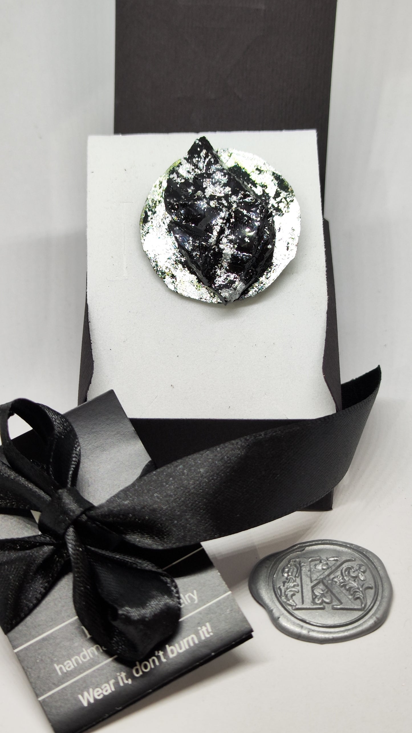 Broška Krog handmade gift premog darilo