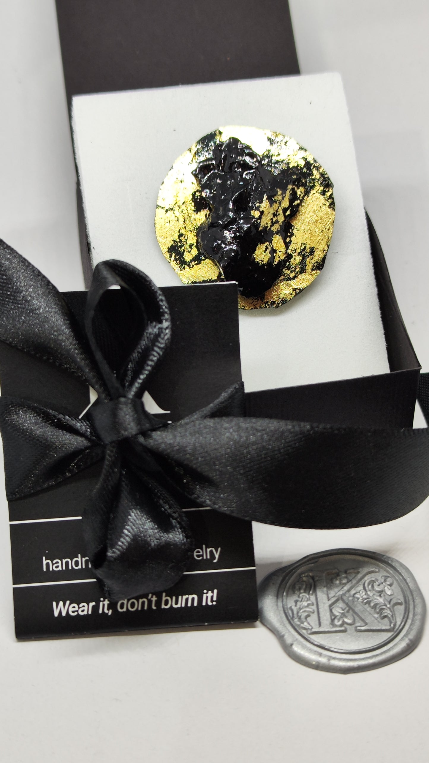 Broška Krog handmade gift premog darilo