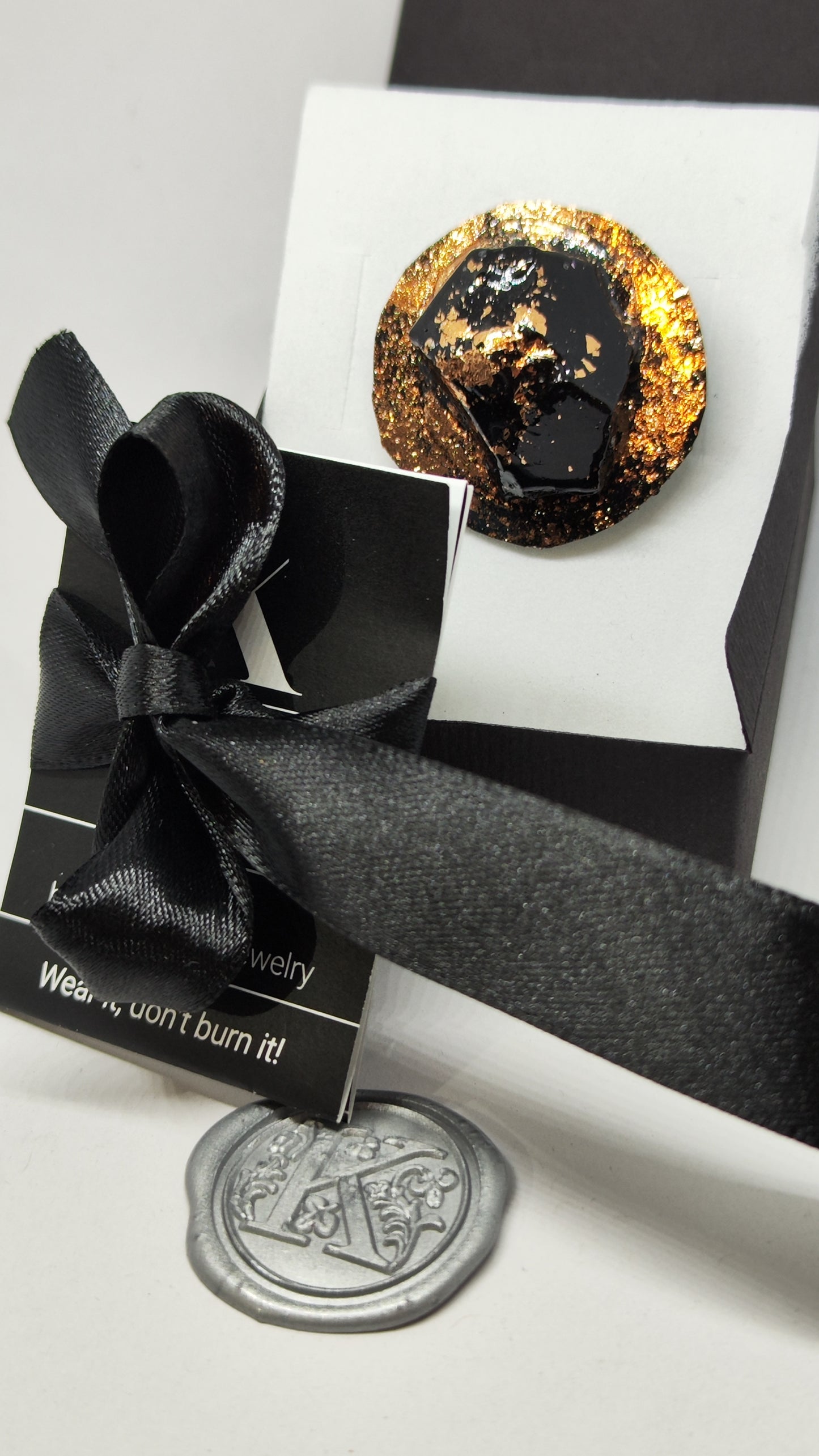 Broška Krog handmade gift premog darilo