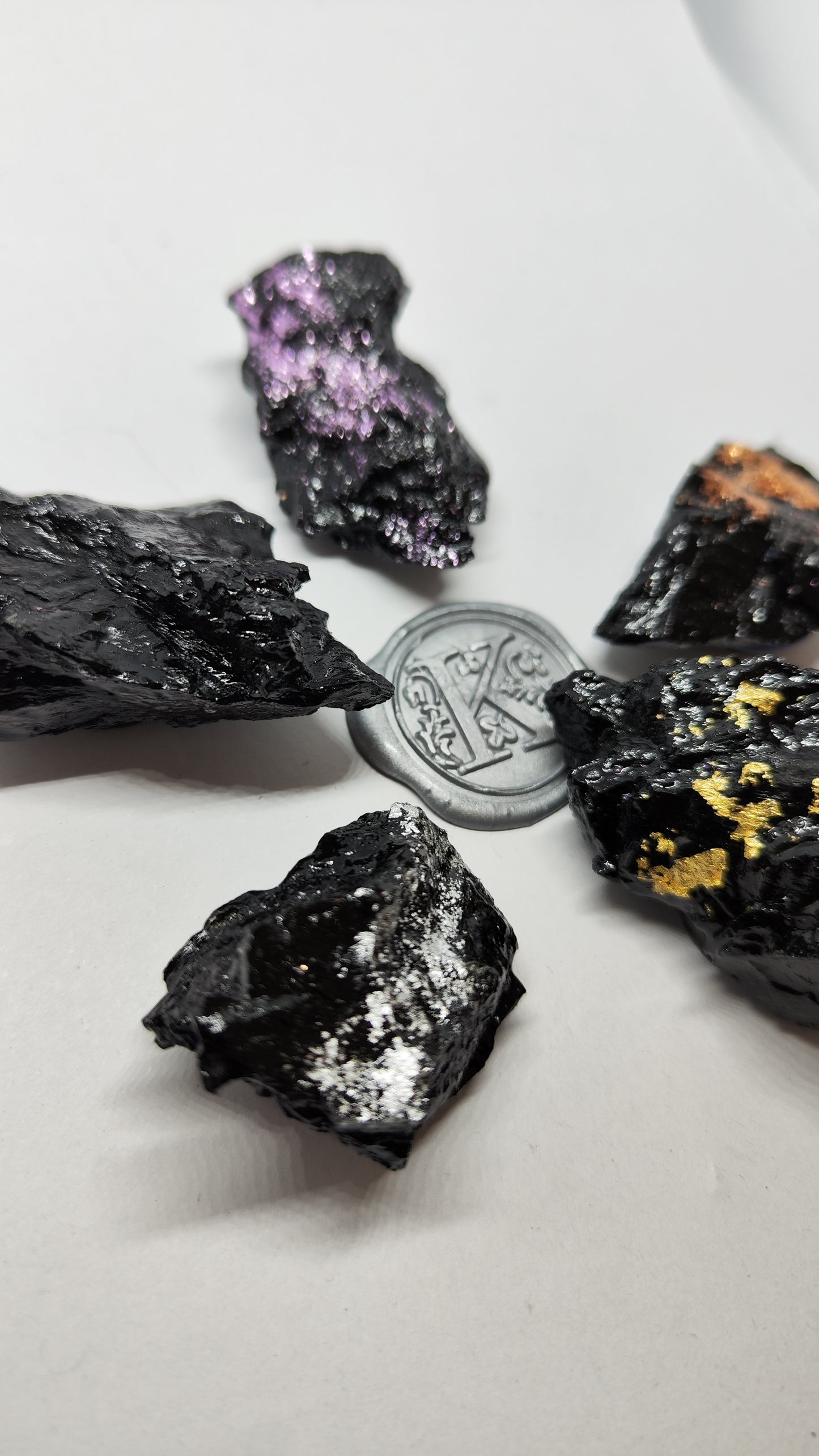 Magnet organske oblike je odlično darilo ter spominek. Izbirate med črnim, rose gold, srebrnim in zlatim dodatkom. Magnet je mogoče uporabiti kot magnet ali kot drobno broško, kajti pritrdi se z dodatno ploščico, ki ga drzi na mestu. Aranžiran na darilnem kartončku na katerega z lahkoto dopišete vase posvetilo ob obdaritvi.
Drobno darilo ali spominek na Slovenijo, kajti resnično podarite košček naše dežele.
Vsak kos je neponovljiv v svoji obliki.
Kot darilo je magnetu dodana zgodba o premogu, ki obr