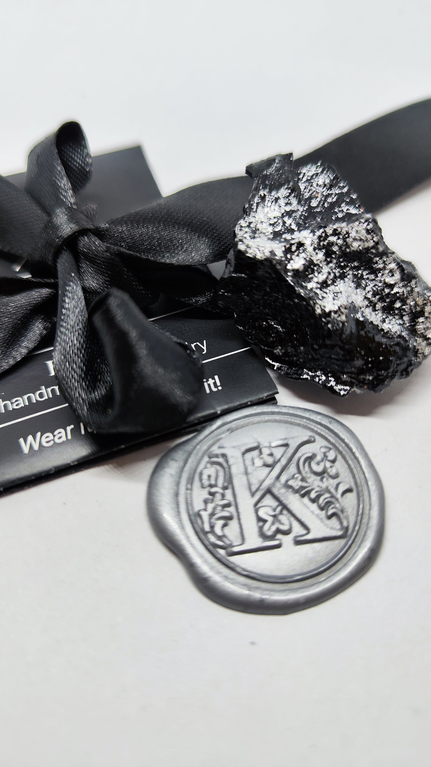Magnet organske oblike je odlično darilo ter spominek. Izbirate med črnim, rose gold, srebrnim in zlatim dodatkom. Magnet je mogoče uporabiti kot magnet ali kot drobno broško, kajti pritrdi se z dodatno ploščico, ki ga drzi na mestu. Aranžiran na darilnem kartončku na katerega z lahkoto dopišete vase posvetilo ob obdaritvi.
Drobno darilo ali spominek na Slovenijo, kajti resnično podarite košček naše dežele.
Vsak kos je neponovljiv v svoji obliki.
Kot darilo je magnetu dodana zgodba o premogu, ki obr