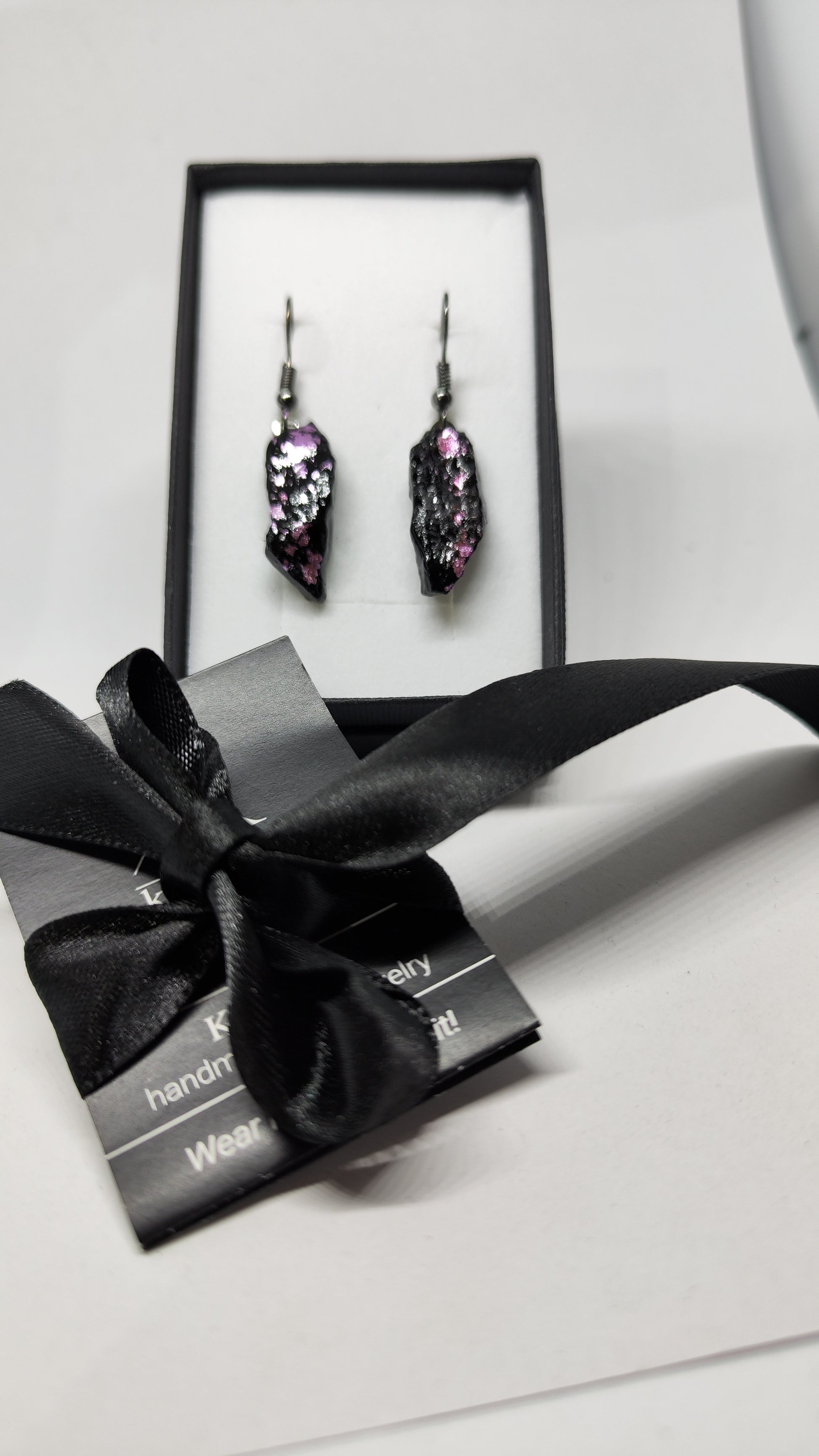 uhani viseci srebrni rose gold kirursko jeklo za pripet roze rože vijolični roza ročno delo antialergeni medicinski klip kamen premog kuolmi belo zlato marjeta hribar izdelano iz premoga. earrings set etsy butterfly charms stainless steel eu fly for oval face long drop luxury love large black brands bridal big coal modern silver rosegold round face unique european gold clip on handmade jewelry jewellry kpop nz pinterest shop sunflower type titanium