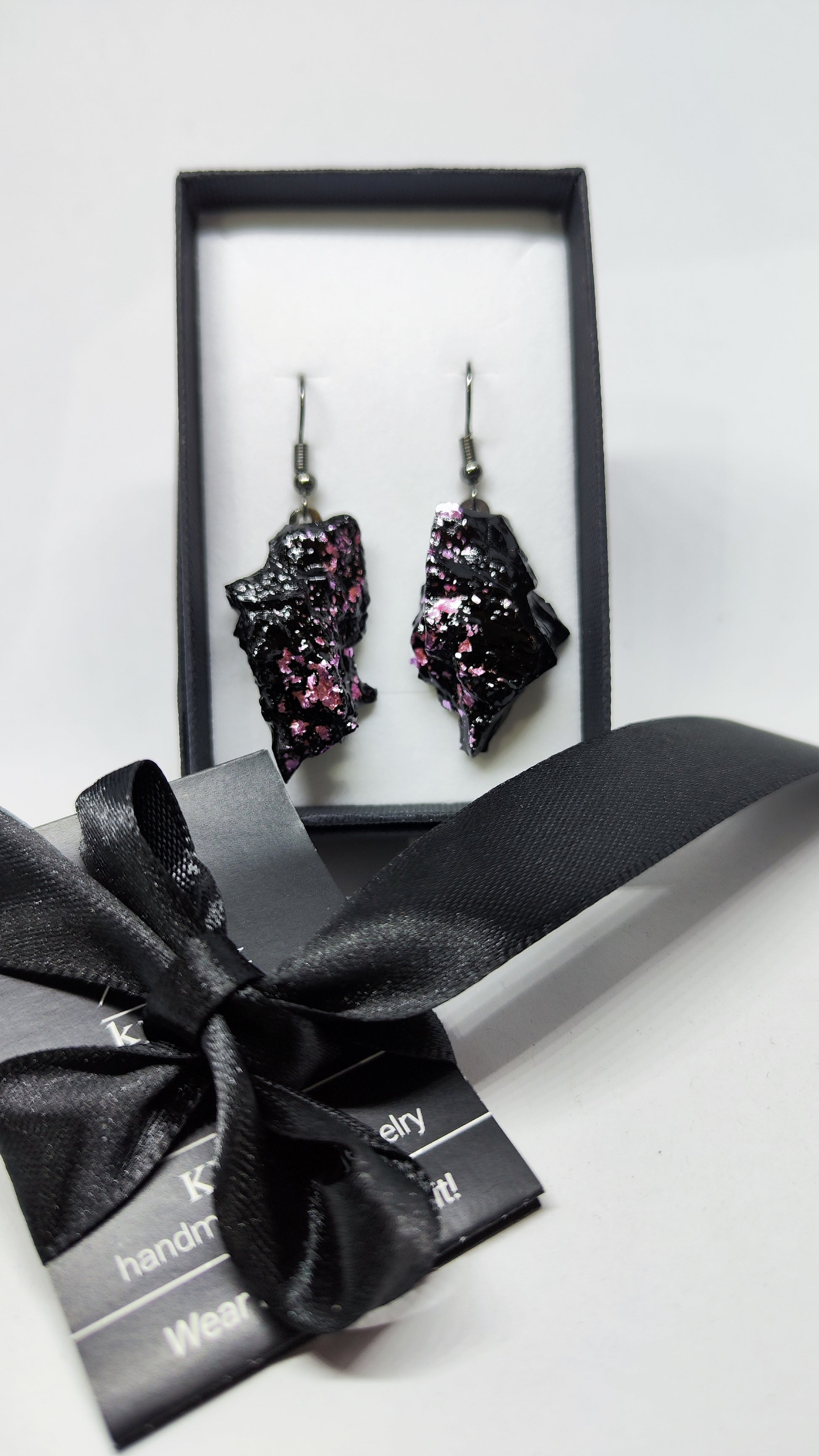 uhani viseci srebrni rose gold kirursko jeklo za pripet roze rože vijolični roza ročno delo antialergeni medicinski klip kamen premog kuolmi belo zlato marjeta hribar izdelano iz premoga. earrings set etsy butterfly charms stainless steel eu fly for oval face long drop luxury love large black brands bridal big coal modern silver rosegold round face unique european gold clip on handmade jewelry jewellry kpop nz pinterest shop sunflower type titanium