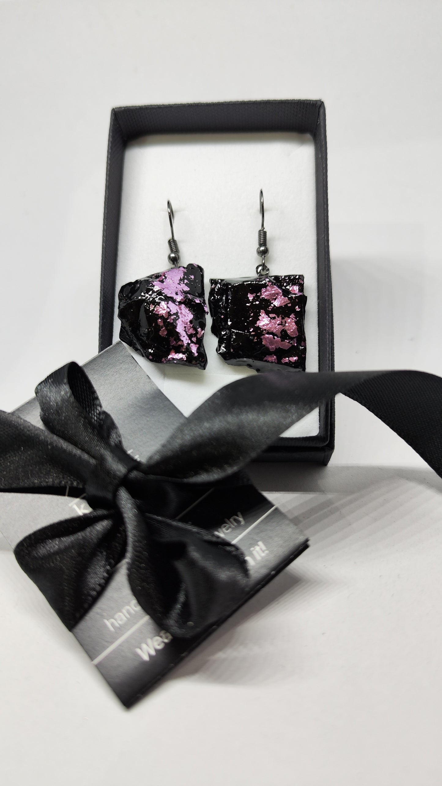 uhani viseci srebrni rose gold kirursko jeklo za pripet roze rože vijolični roza ročno delo antialergeni medicinski klip kamen premog kuolmi belo zlato marjeta hribar izdelano iz premoga. earrings set etsy butterfly charms stainless steel eu fly for oval face long drop luxury love large black brands bridal big coal modern silver rosegold round face unique european gold clip on handmade jewelry jewellry kpop nz pinterest shop sunflower type titanium