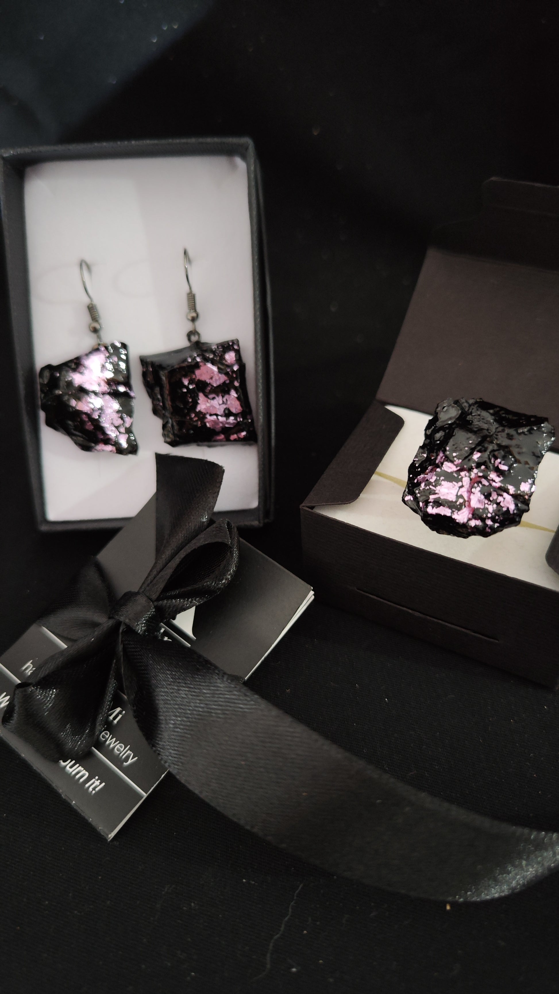 uhani viseci srebrni rose gold kirursko jeklo za pripet roze rože vijolični roza ročno delo antialergeni medicinski klip kamen premog kuolmi belo zlato marjeta hribar izdelano iz premoga. earrings set etsy butterfly charms stainless steel eu fly for oval face long drop luxury love large black brands bridal big coal modern silver rosegold round face unique european gold clip on handmade jewelry jewellry kpop nz pinterest shop sunflower type titanium