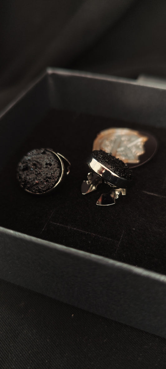 nakit KUOLMi, premog, nakit iz premoga, manšetni gumbi, manšete, za gumb, ročno delo, klip, jeklo, marjeta hribar