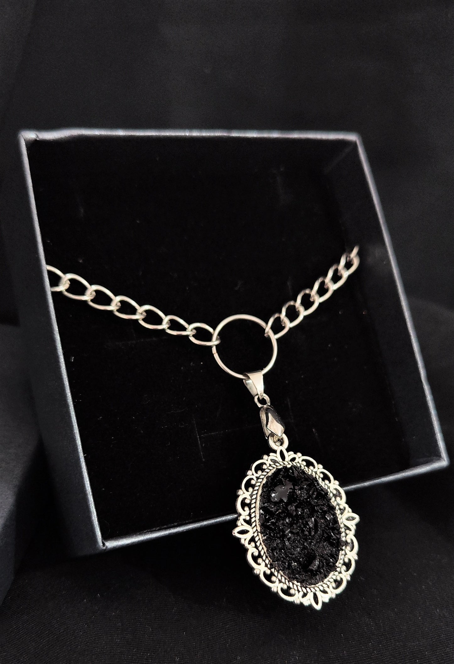 nakit KUOLMi, premog, nakit iz premoga, choker, memories, obesek, jeklo, ročno delo, handmade, marjeta hribar
