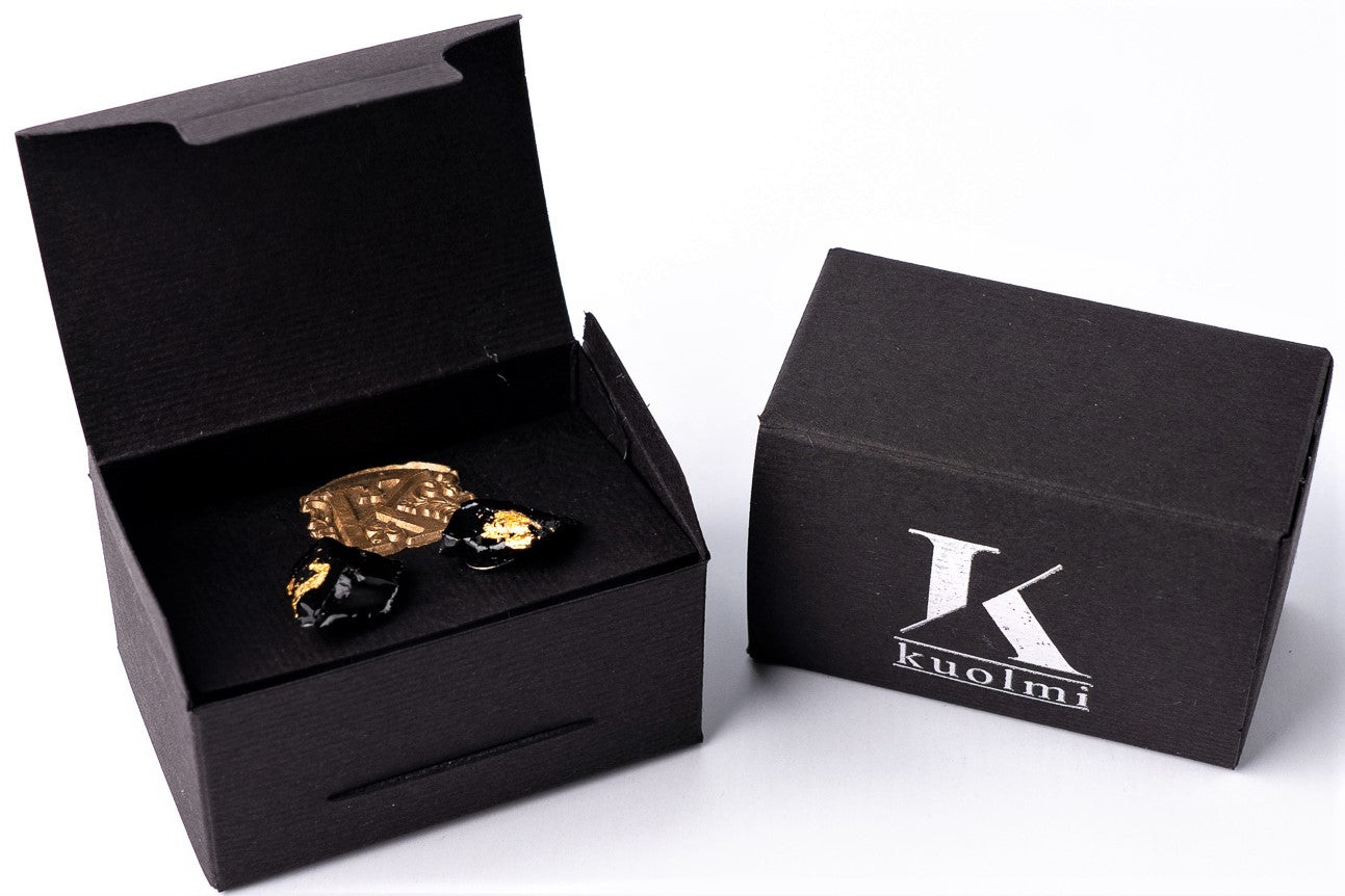 The 10 million-year-old stone will shine on you with all its brilliance. The earrings are made of coal and stainless steel. The image is symbolic because each piece is handmade, unrepeatable, and unique. The earrings are packaged in gift packaging with an added description of the coal story. Enjoy the richness of this statement piece of jewelry. Beautiful and quality materials are joined in a timeless tear shape.