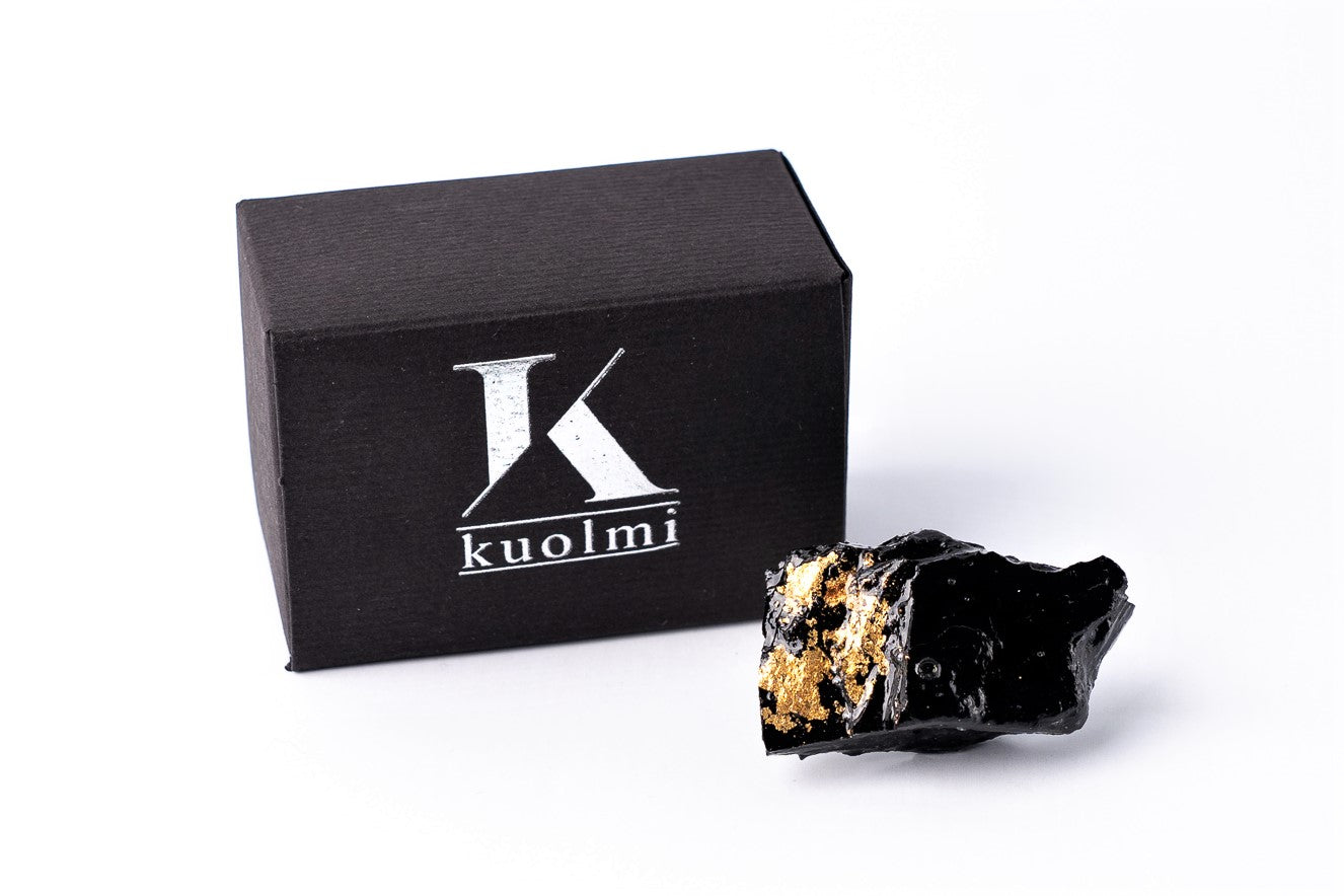 The KUOLMi handmade ring is a fantastic accessory that makes the look perfect. The 10 million-year-old stone will shine on your hand with all its brilliance. The ring is made of coal and stainless steel. It is adjustable in size. The image is symbolic because each piece is handmade, unrepeatable, and unique. The ring is packaged in gift packaging with an added description of the coal story.