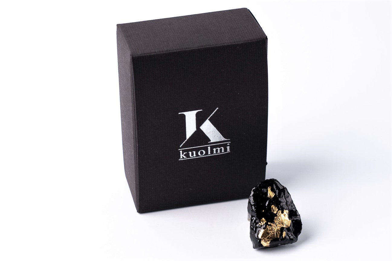 The KUOLMi handmade ring is a fantastic accessory that makes the look perfect. The 10 million-year-old stone will shine on your hand with all its brilliance. The ring is made of coal and stainless steel. It is adjustable in size. The image is symbolic because each piece is handmade, unrepeatable, and unique. The ring is packaged in gift packaging with an added description of the coal story.