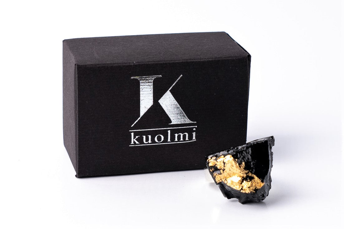 The KUOLMi handmade ring is a fantastic accessory that makes the look perfect. The 10 million-year-old stone will shine on your hand with all its brilliance. The ring is made of coal and stainless steel. It is adjustable in size. The image is symbolic because each piece is handmade, unrepeatable, and unique. The ring is packaged in gift packaging with an added description of the coal story.