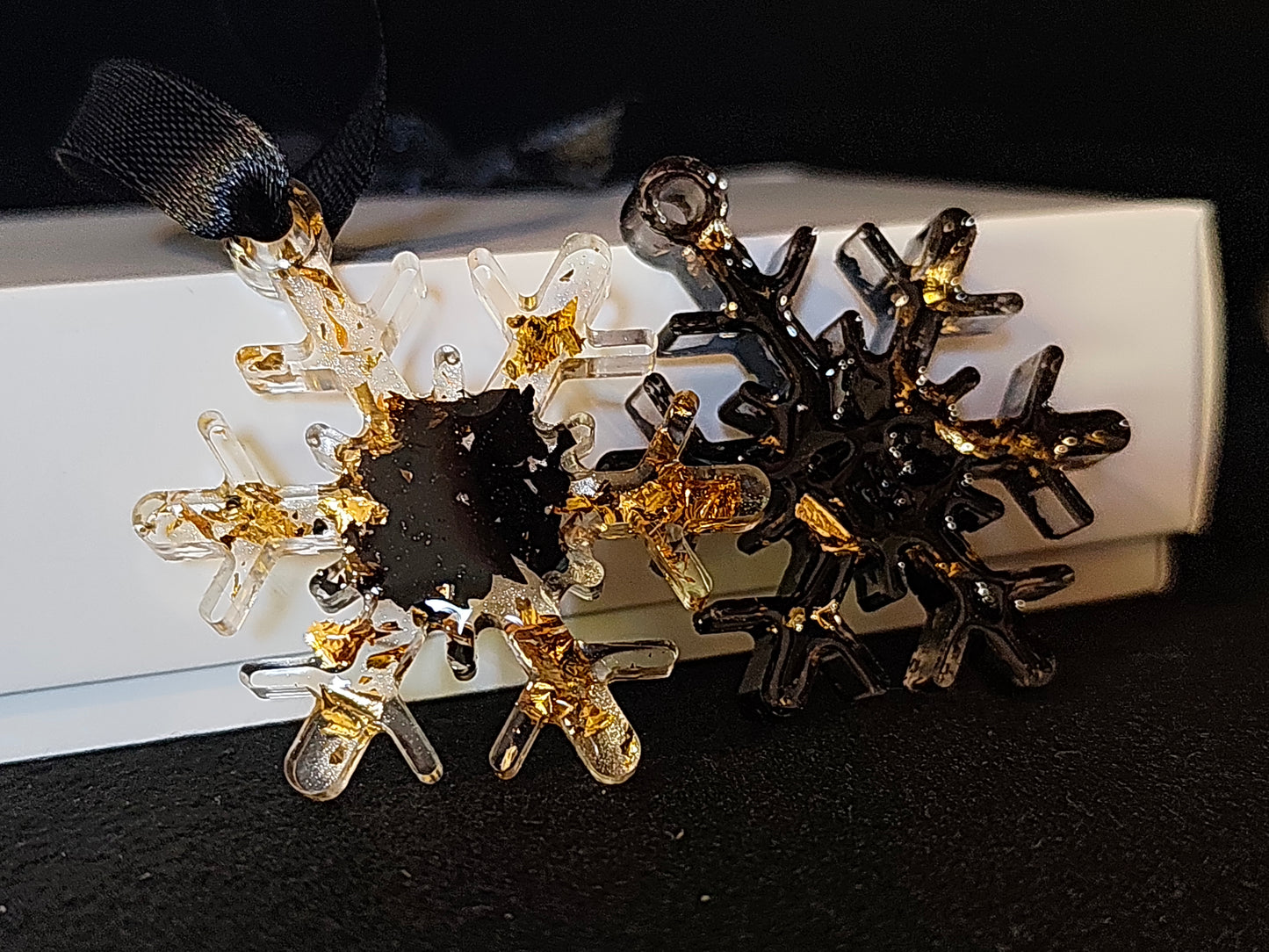 Dva unikatna okraska v Stebrni ali Zlati kombinaciji, pakirana v elegantno darilno embalažo – popolno darilo za praznike.
Opis izdelka:
Naj bo letošnji december resnično poseben! Set vsebuje:
2 božična okraska z dodatkom premoga
Na voljo v Stebrni ali Zlati kombinaciji
Darilna embalaža – pripravljeno za pod smrekico 🎁
Popolno za:
Domačo praznično dekoracijo
Darilo prijateljem, družini ali sodelavcem
Dodatek, ki prinaša srečo in kanček čarobnosti
✨ Cena: 12 
