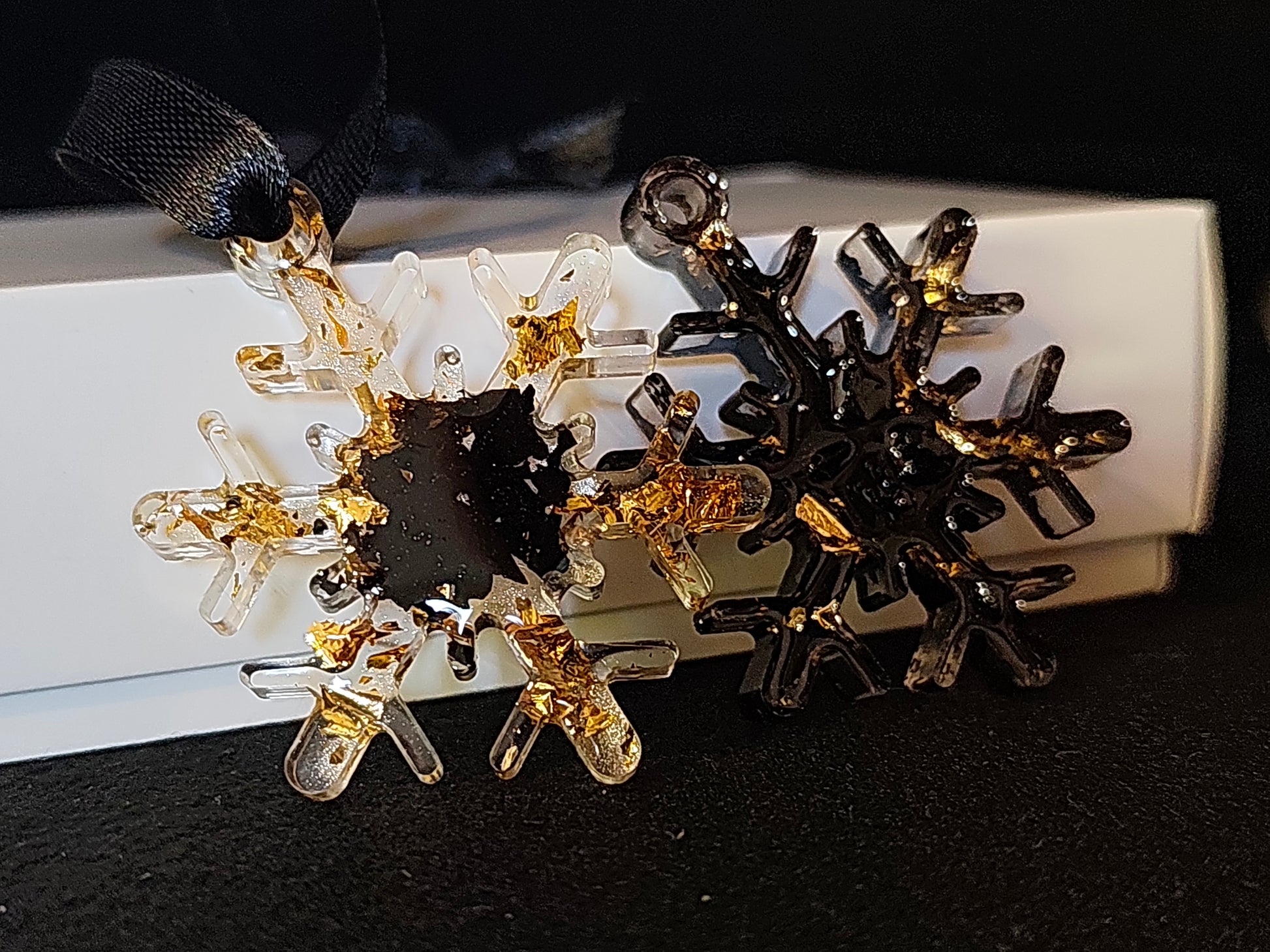 Dva unikatna okraska v Stebrni ali Zlati kombinaciji, pakirana v elegantno darilno embalažo – popolno darilo za praznike.
Opis izdelka:
Naj bo letošnji december resnično poseben! Set vsebuje:
2 božična okraska z dodatkom premoga
Na voljo v Stebrni ali Zlati kombinaciji
Darilna embalaža – pripravljeno za pod smrekico 🎁
Popolno za:
Domačo praznično dekoracijo
Darilo prijateljem, družini ali sodelavcem
Dodatek, ki prinaša srečo in kanček čarobnosti
✨ Cena: 12 