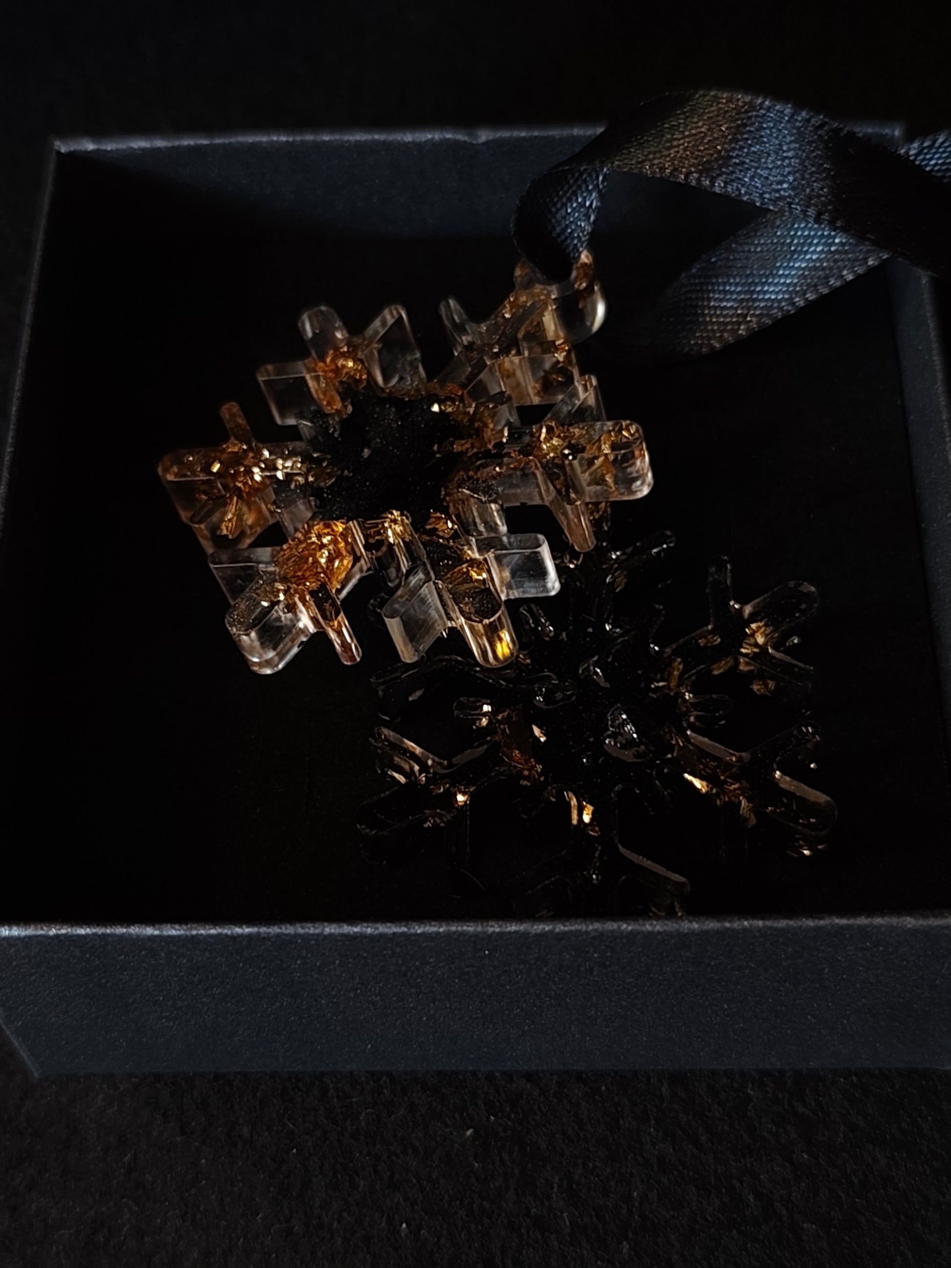 Dva unikatna okraska v Stebrni ali Zlati kombinaciji, pakirana v elegantno darilno embalažo – popolno darilo za praznike.
Opis izdelka:
Naj bo letošnji december resnično poseben! Set vsebuje:
2 božična okraska z dodatkom premoga
Na voljo v Stebrni ali Zlati kombinaciji
Darilna embalaža – pripravljeno za pod smrekico 🎁
Popolno za:
Domačo praznično dekoracijo
Darilo prijateljem, družini ali sodelavcem
Dodatek, ki prinaša srečo in kanček čarobnosti
✨ Cena: 12 