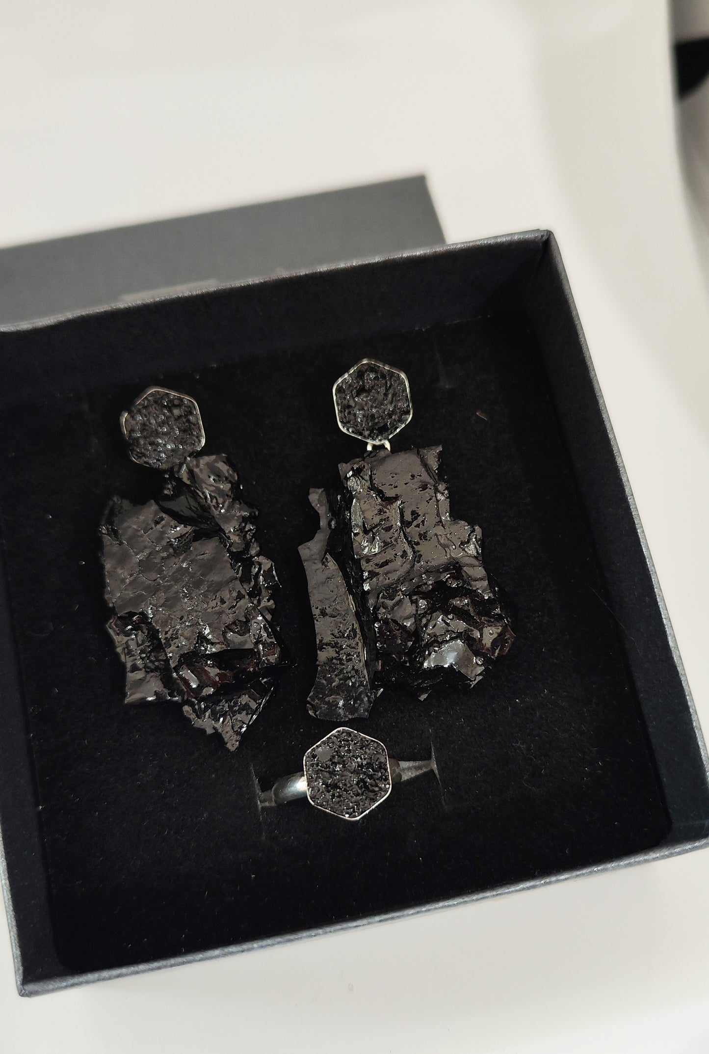 Nakit KUOLMi, nakit iz premoga, premog, srebrn nakit, srebro 925 class, komplet, viseči uhani, prstan