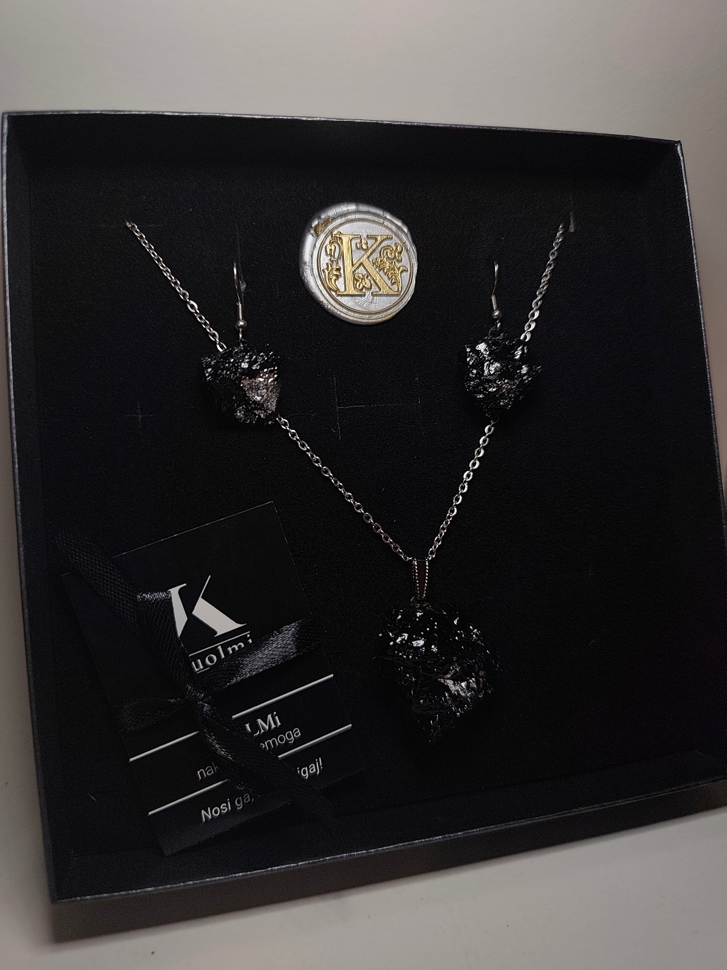 Complete KUOLMi with dangling earrings