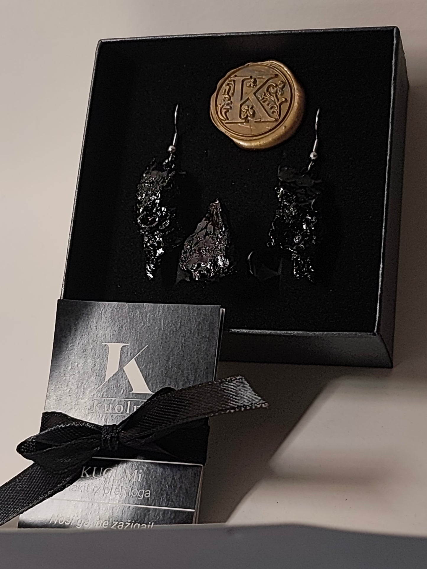 Komplet visečih uhanov in prstan