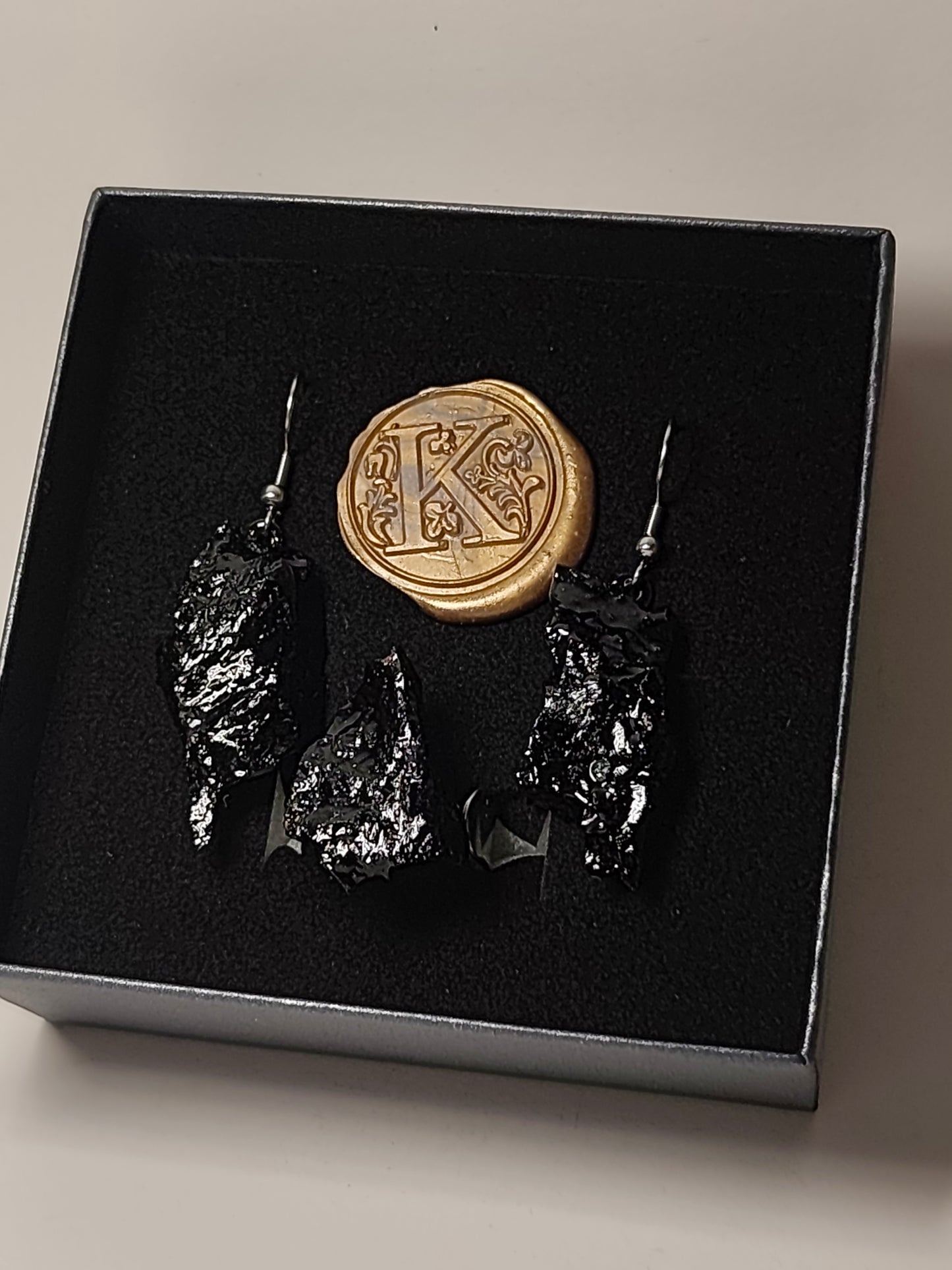 Komplet visečih uhanov in prstan