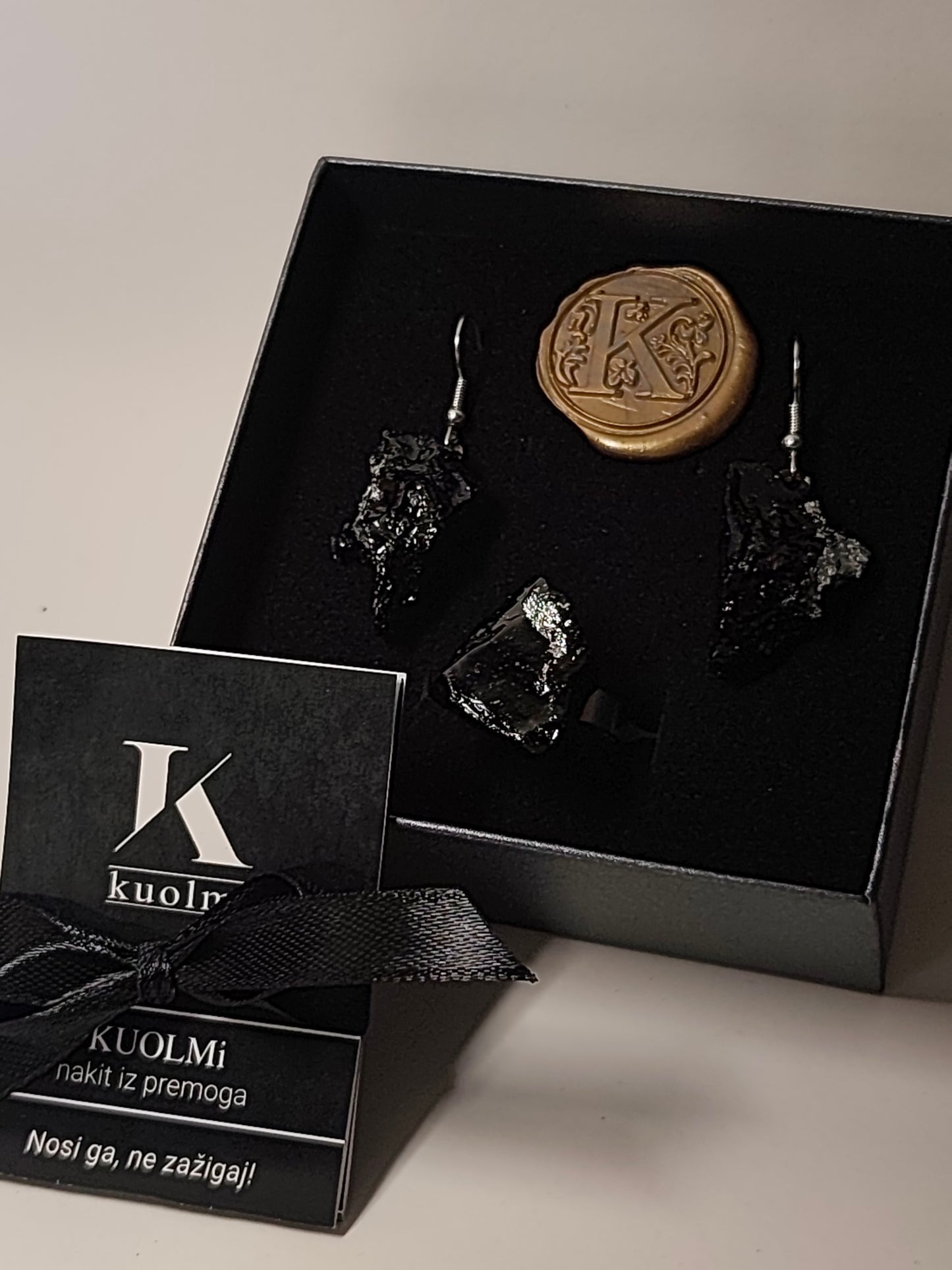 Komplet visečih uhanov in prstan