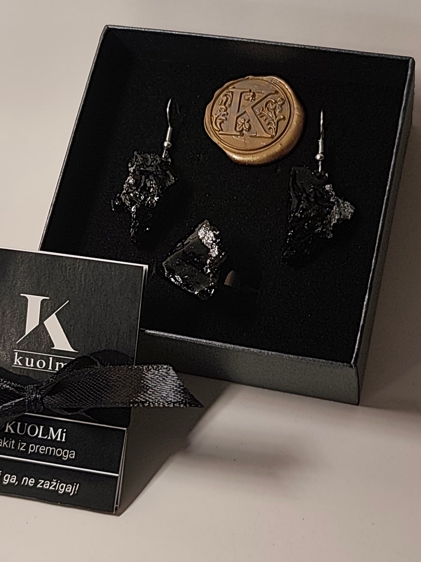 Komplet visečih uhanov in prstan