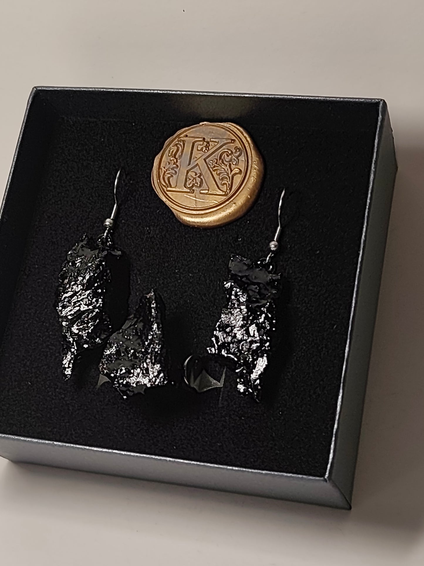 Komplet visečih uhanov in prstan