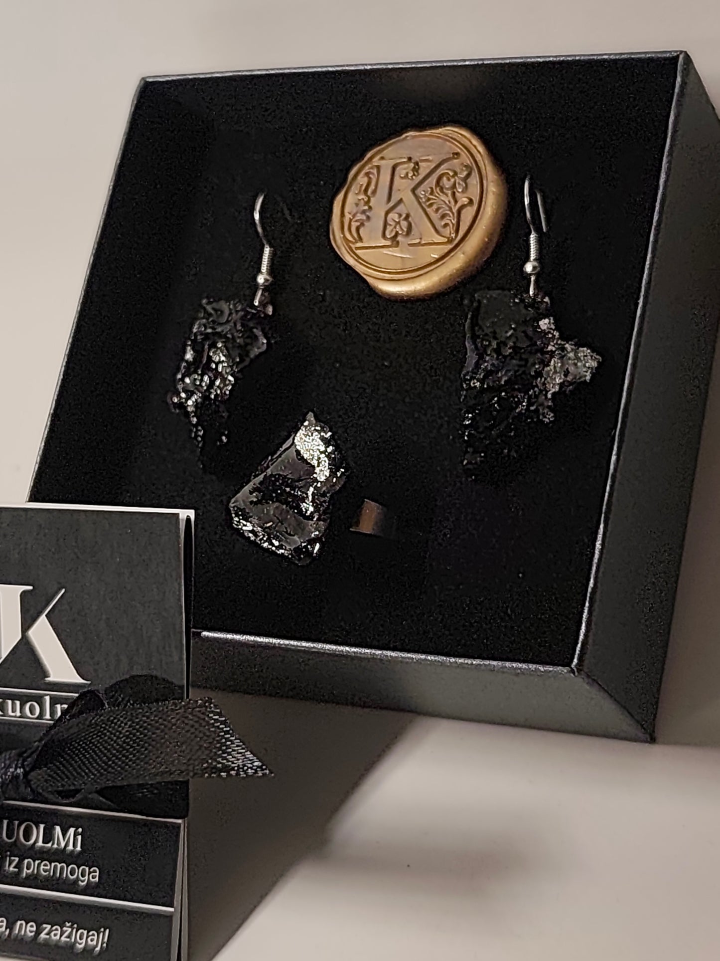 Komplet visečih uhanov in prstan