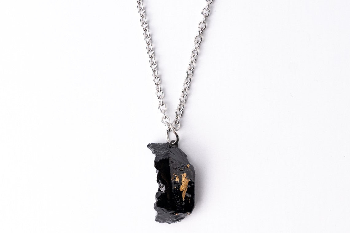 Fantastična verižica z obeskom iz premoga je popoln dodatek, za vse ki obožujejo nakit s karakterjem. Verižica KUOLMi je izdelana iz 10 millionov let starega premoga.Marjeta Hribar www.kuolmi.com