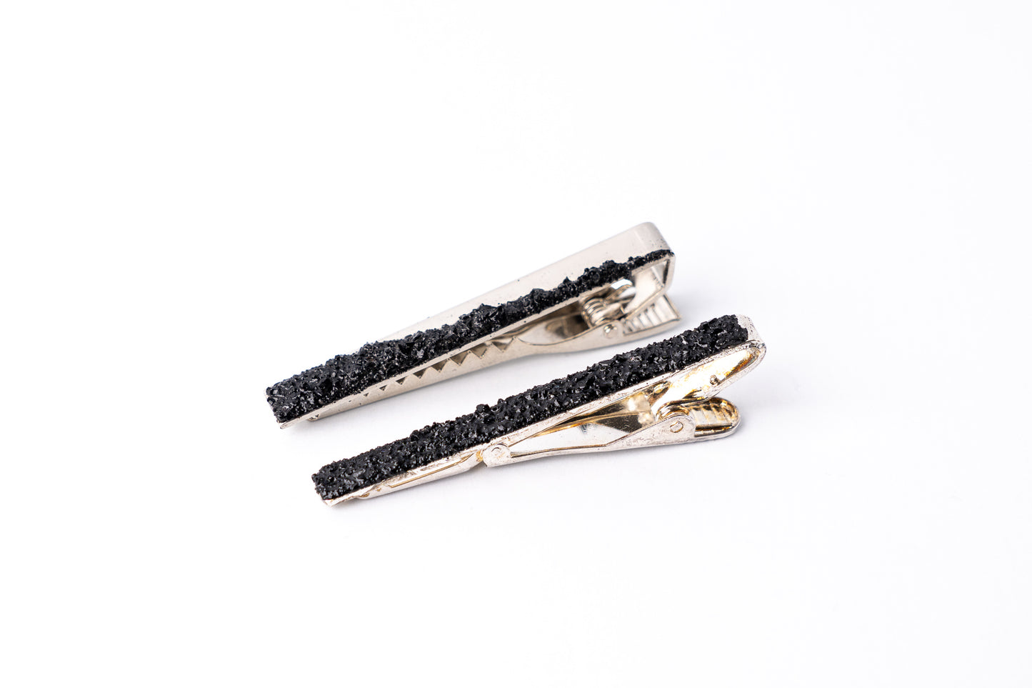 KUOLMI tie clip with real coal in combination with stainless steel. Perfect FOR HIM.  Packed in gift packaging, a description of the coal from which the tie clip is made is added as a gift.