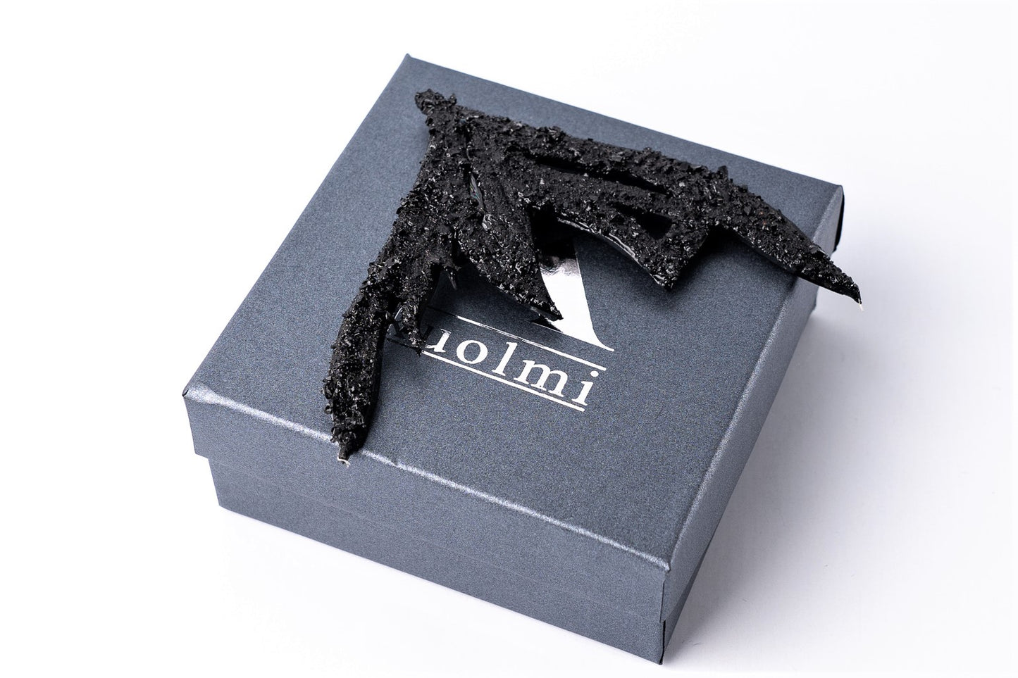 The KUOLMi handmade brooch is a fantastic accessory that makes the look perfect. Handmade black, light, and a very particular brooch made of coal and stainless steel.
